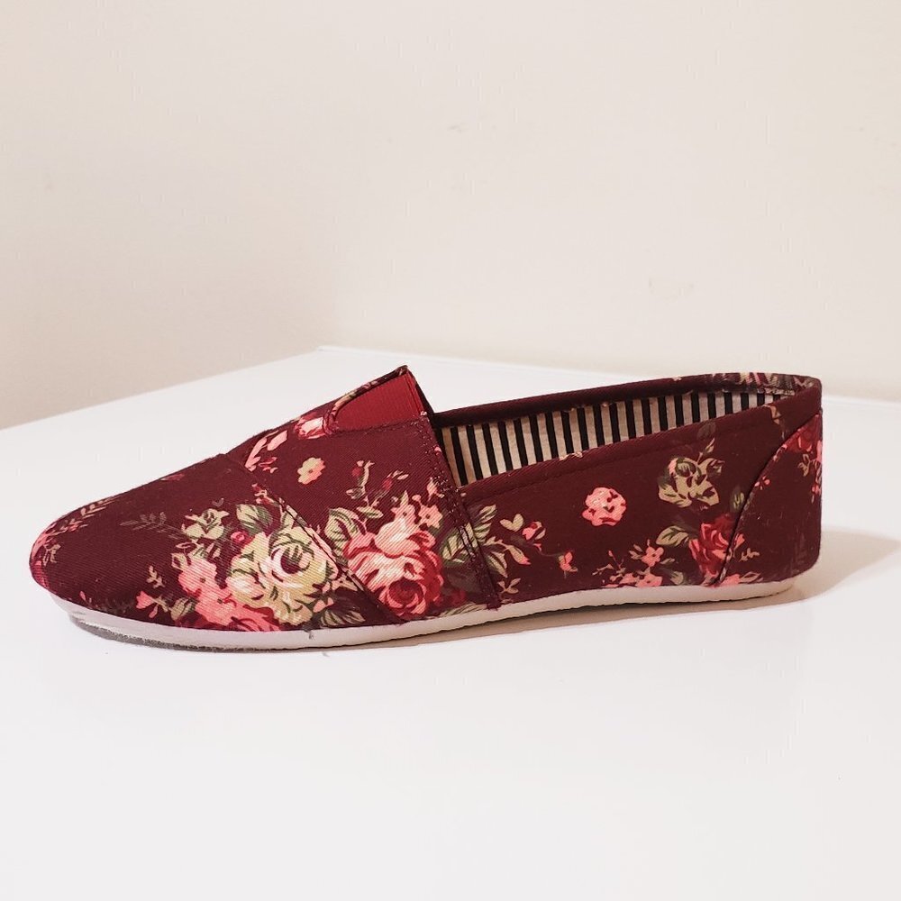 Used Women’s Shoes Denim Flats Red Floral Slip-Ons Canvas Size 9
